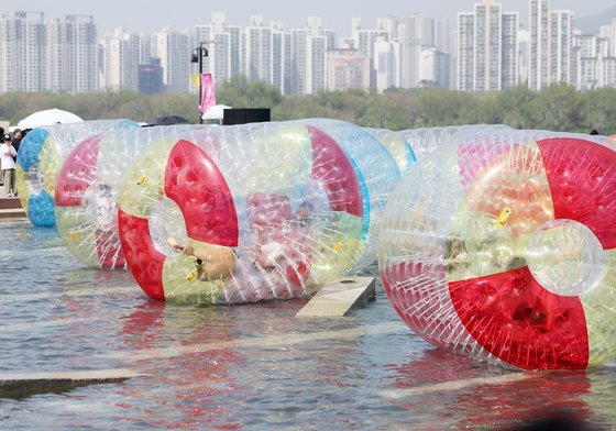 '우당탕탕' 워터볼 굴리기