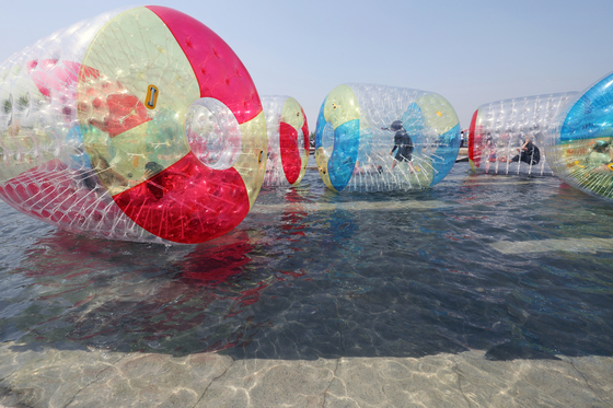 물 위에서 즐기는 워터볼 굴리기