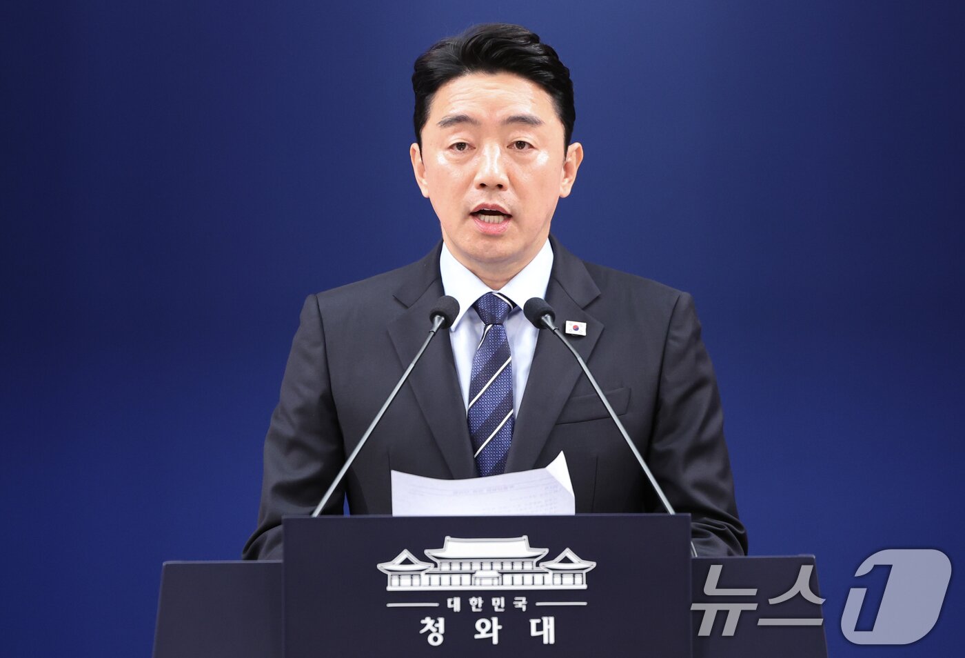 본문 이미지 - 강훈식 대통령 비서실장이 19일 청와대 춘추관에서 대통령 지시 사항 관련 브리핑을 하고 있다. 강 비서실장은 이날 브리핑을 통해 "이 대통령은 공직기강을 확립하고, 국정운영의 투명성을 제고하기 위해 국회가 특별감찰관 임명 절차를 개시해 줄 것을 다시 한번 요청했다＂고 밝혔다. 2026.4.19 ⓒ 뉴스1 허경 기자