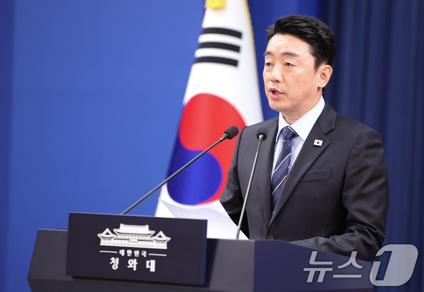 (서울=뉴스1) 허경 기자 = 강훈식 대통령 비서실장이 19일 청와대 춘추관에서 대통령 지시 사항 관련 브리핑을 하고 있다. 강 비서실장은 이날 브리핑을 통해 "이 대통령은 공직기 …