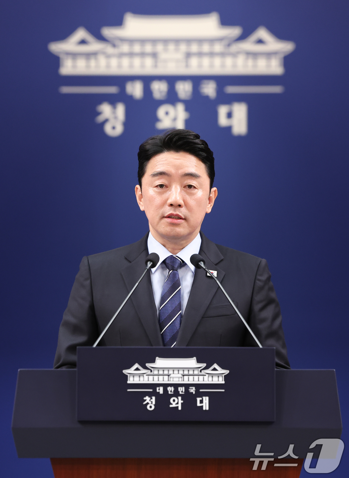 (서울=뉴스1) 허경 기자 = 강훈식 대통령 비서실장이 19일 청와대 춘추관에서 대통령 지시 사항 관련 브리핑을 하고 있다. 강 비서실장은 이날 브리핑을 통해 "이 대통령은 공직기 …