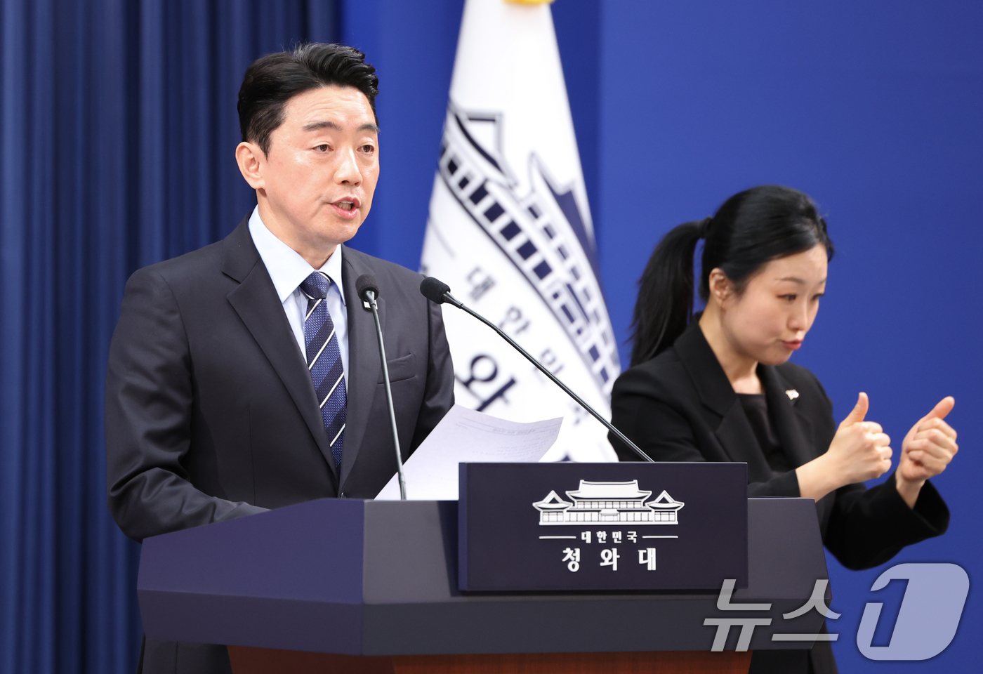 (서울=뉴스1) 허경 기자 = 강훈식 대통령 비서실장이 19일 청와대 춘추관에서 대통령 지시 사항 관련 브리핑을 하고 있다. 강 비서실장은 이날 브리핑을 통해 "이 대통령은 공직기 …