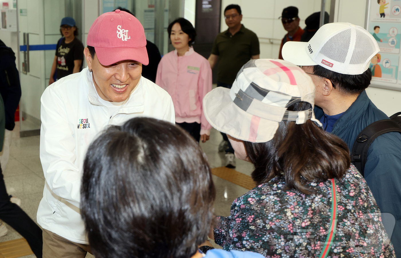 (서울=뉴스1) 김진환 기자 = 오세훈 서울시장이 19일 오후 서울 관악구 서울 등산관광센터 관악산점 앞에서 등산객들과 인사를 나누고 있다. 2026.4.19/뉴스1