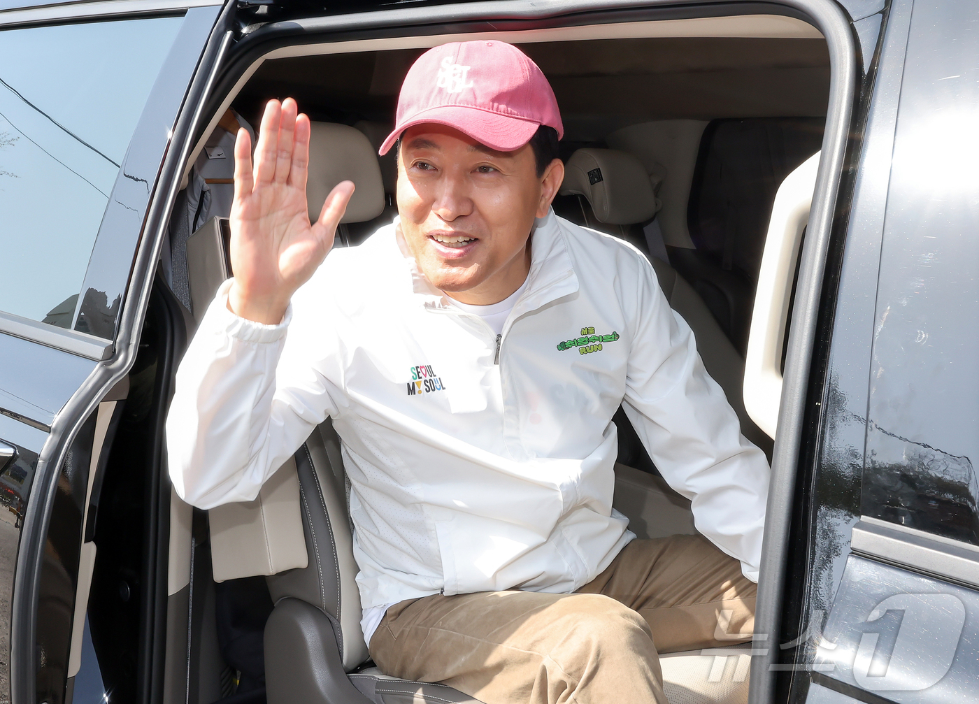 (서울=뉴스1) 김진환 기자 = 오세훈 서울시장이 19일 오후 서울 관악구 서울 등산관광센터 관악산점을 방문해 현장점검을 마친 뒤 차량에 탑승하고 있다. 2026.4.19/뉴스1