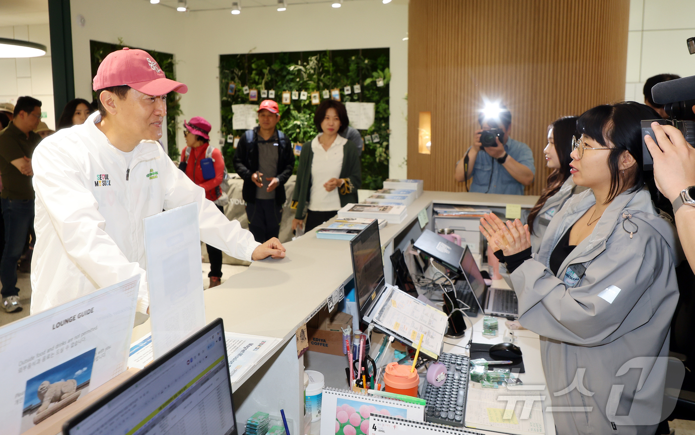 (서울=뉴스1) 김진환 기자 = 오세훈 서울시장이 19일 오후 서울 관악구 서울 등산관광센터 관악산점을 방문해 현장점검을 하고 있다. 2026.4.19/뉴스1