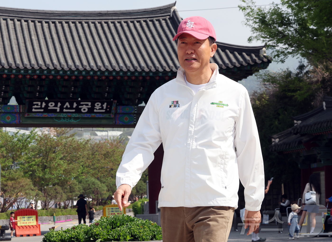 (서울=뉴스1) 김진환 기자 = 오세훈 서울시장이 19일 오후 서울 관악구 관악산 입구에서 현장 점검을 마친 뒤 서울 등산관광센터 관악산점으로 향하고 있다. 2026.4.19/뉴스 …