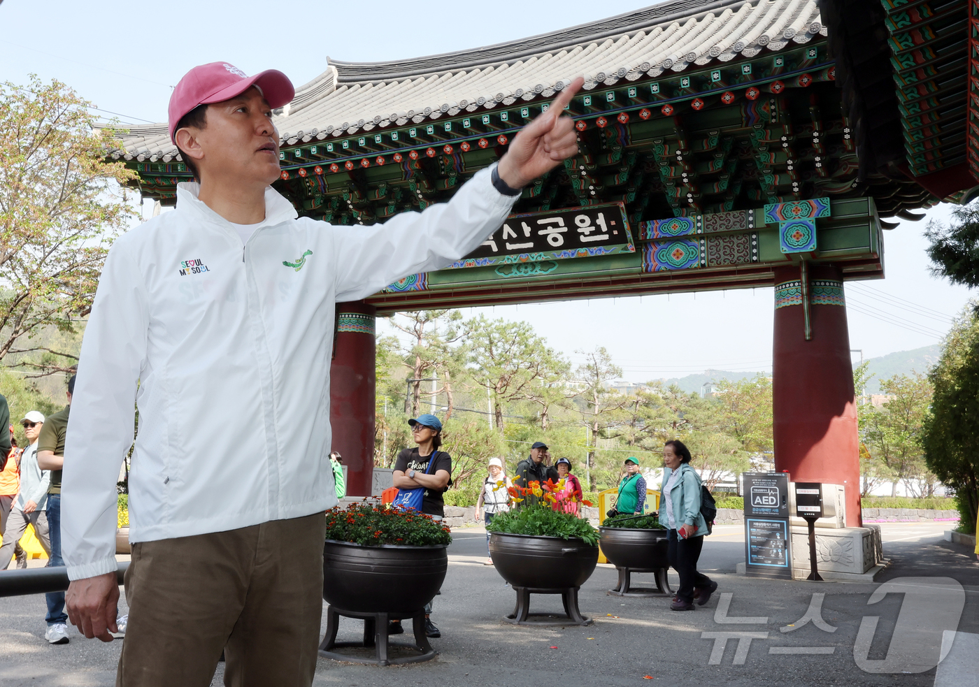 (서울=뉴스1) 김진환 기자 = 오세훈 서울시장이 19일 오후 서울 관악구 관악산공원을 찾아 현장점검을 하고 있다. 2026.4.19/뉴스1