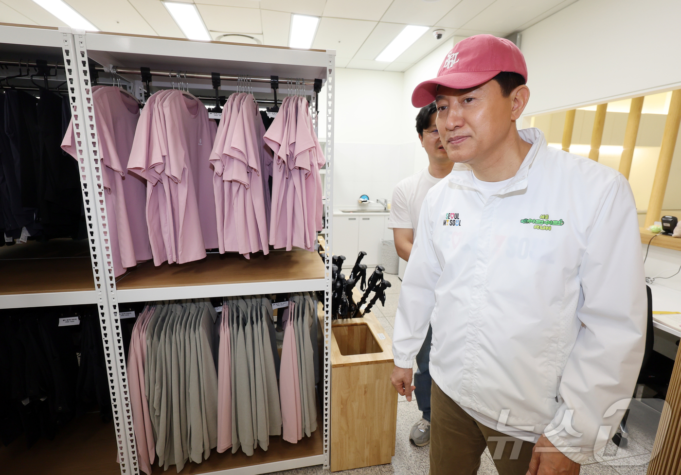 (서울=뉴스1) 김진환 기자 = 오세훈 서울시장이 19일 오후 서울 관악구 서울 등산관광센터 관악산점을 방문해 현장점검을 하고 있다. 2026.4.19/뉴스1