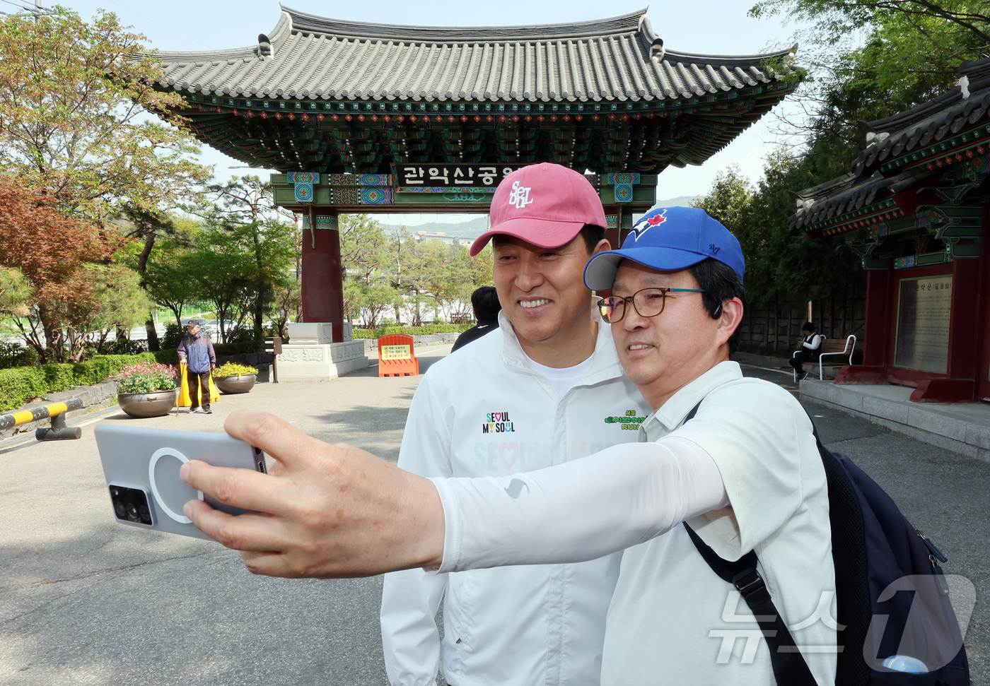 (서울=뉴스1) 김진환 기자 = 오세훈 서울시장이 19일 오후 서울 관악구 관악산공원에서 현장점검을 마친 뒤 등산객과 셀카를 찍고 있다. 2026.4.19/뉴스1