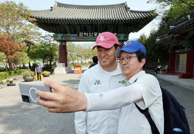 등산객과 셀카 찍는 오세훈 시장