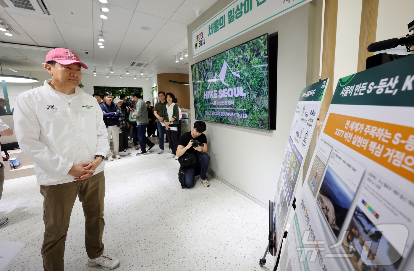 (서울=뉴스1) 김진환 기자 = 오세훈 서울시장이 19일 오후 서울 관악구 서울 등산관광센터 관악산점에서 운영사항 및 향후계획 브리핑을 듣고 있다. 2026.4.19/뉴스1
