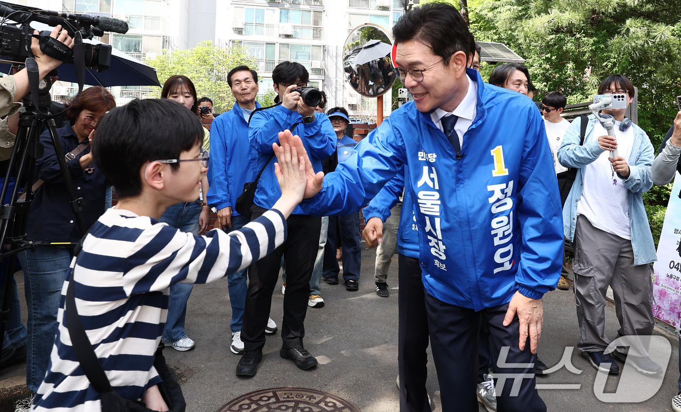 (서울=뉴스1) 최지환 기자 = 정원오 더불어민주당 서울시장 후보가 19일 오후 서울 노원구 불암산 힐링타운에서 열린 불암산 철쭉제 현장을 방문해 시민들과 인사를 나누고 있다. 2 …