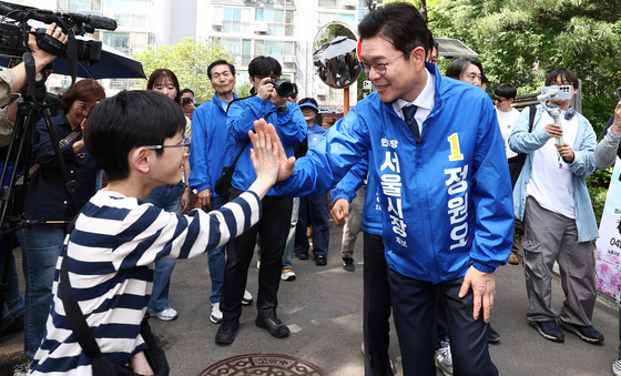 노원구 주민과 하이파이브하는 정원오 서울시장 후보