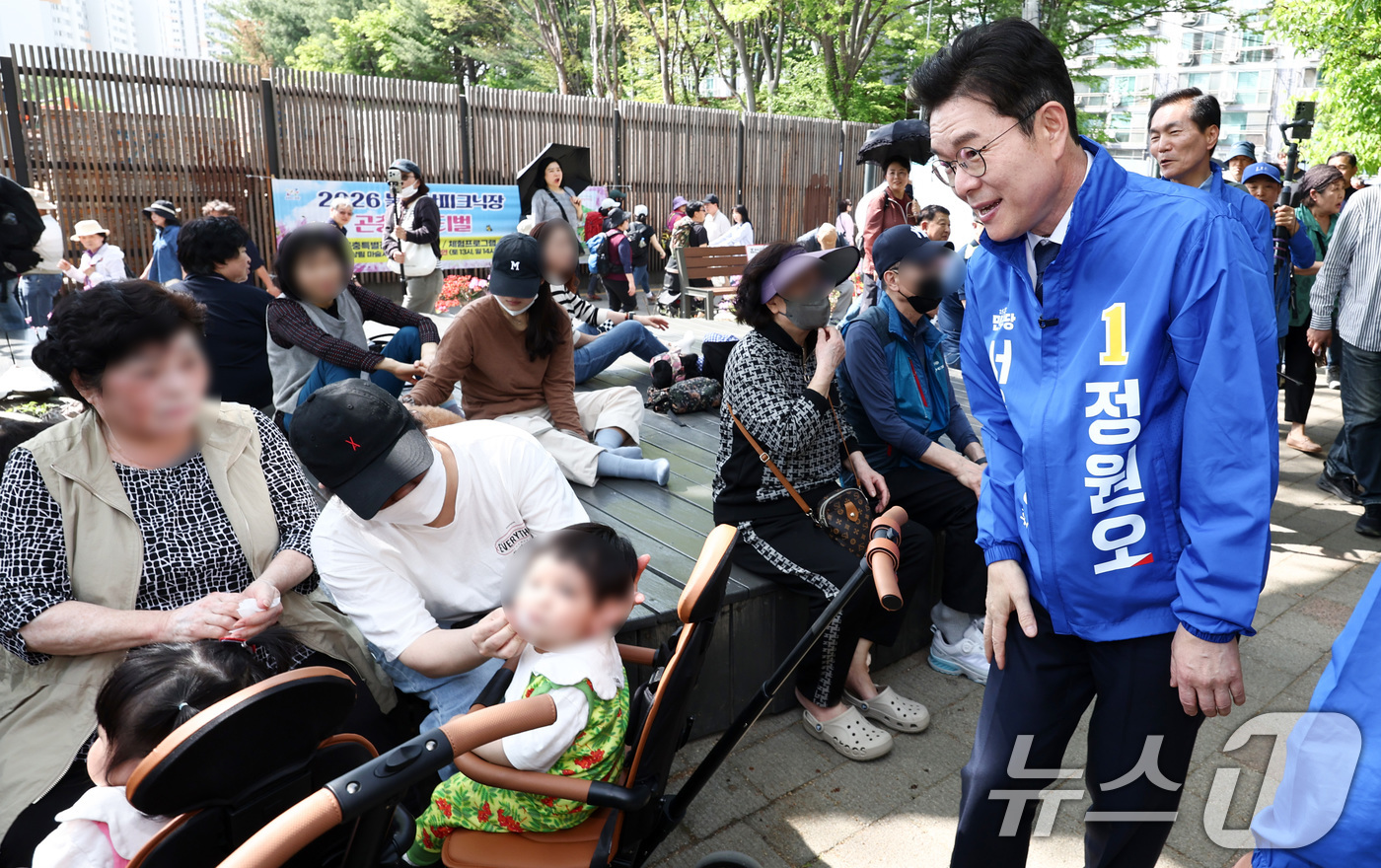 (서울=뉴스1) 최지환 기자 = 정원오 더불어민주당 서울시장 후보가 19일 오후 서울 노원구 불암산 힐링타운에서 열린 불암산 철쭉제 현장을 방문해 시민들과 인사를 나누고 있다. 2 …