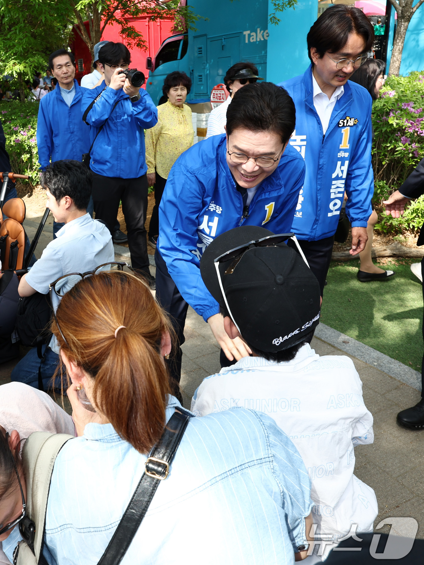 (서울=뉴스1) 최지환 기자 = 정원오 더불어민주당 서울시장 후보가 19일 오후 서울 노원구 불암산 힐링타운에서 열린 불암산 철쭉제 현장을 방문해 시민들과 인사를 나누고 있다. 2 …