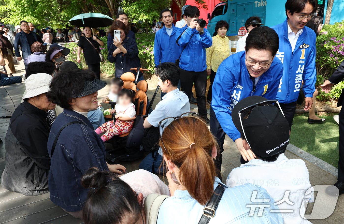 (서울=뉴스1) 최지환 기자 = 정원오 더불어민주당 서울시장 후보가 19일 오후 서울 노원구 불암산 힐링타운에서 열린 불암산 철쭉제 현장을 방문해 시민들과 인사를 나누고 있다. 2 …