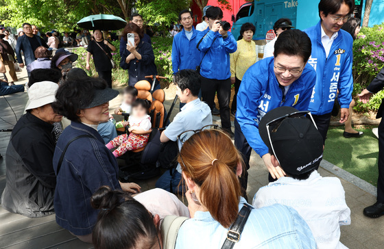 불암산 철쭉제 찾아 인사 나누는 정원호 서울시장 후보