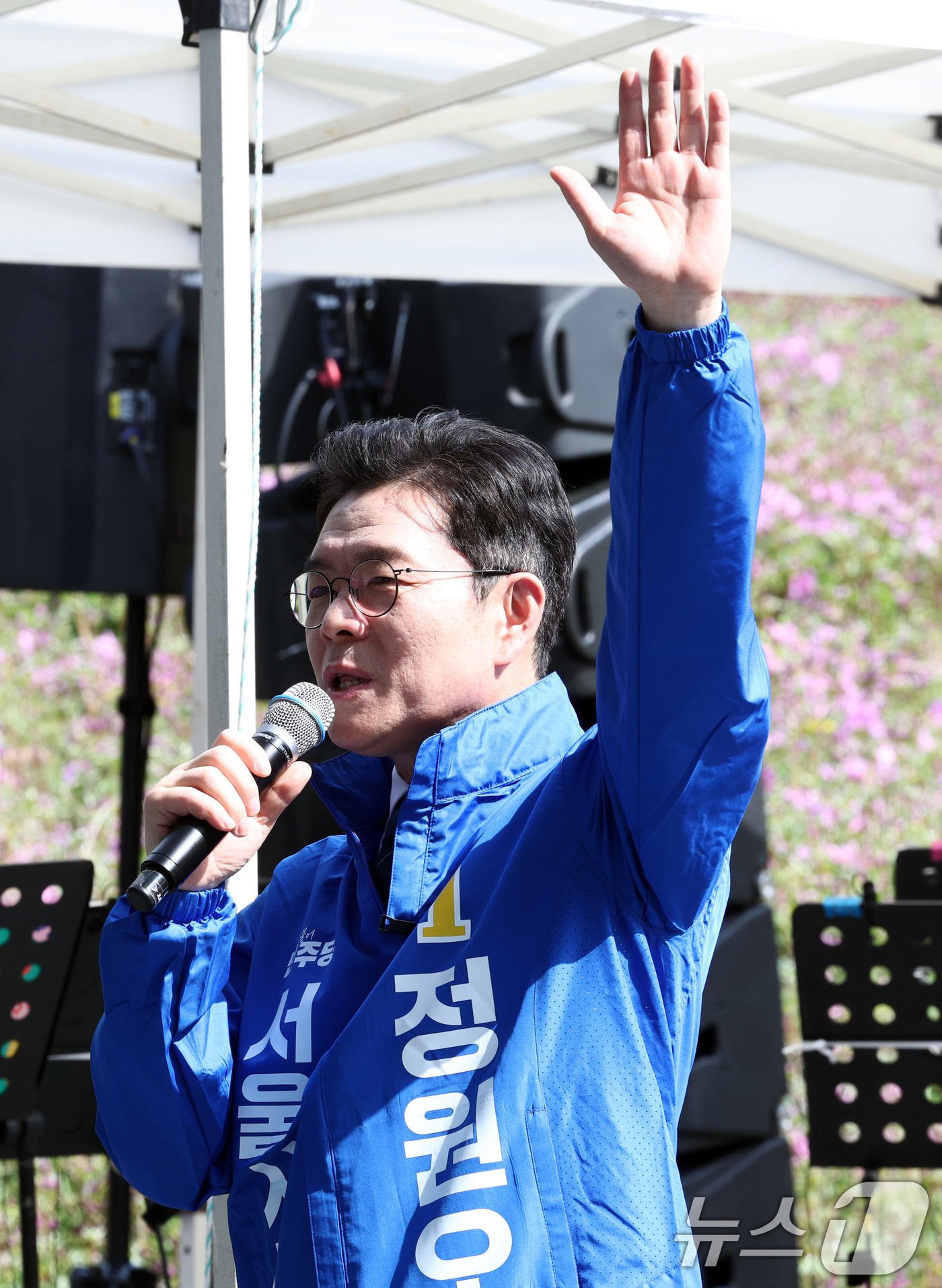 (서울=뉴스1) 최지환 기자 = 정원오 더불어민주당 서울시장 후보가 19일 오후 서울 노원구 불암산 힐링타운에서 열린 불암산 철쭉제 현장을 방문해 시민들에게 인사말을 하고 있다. …