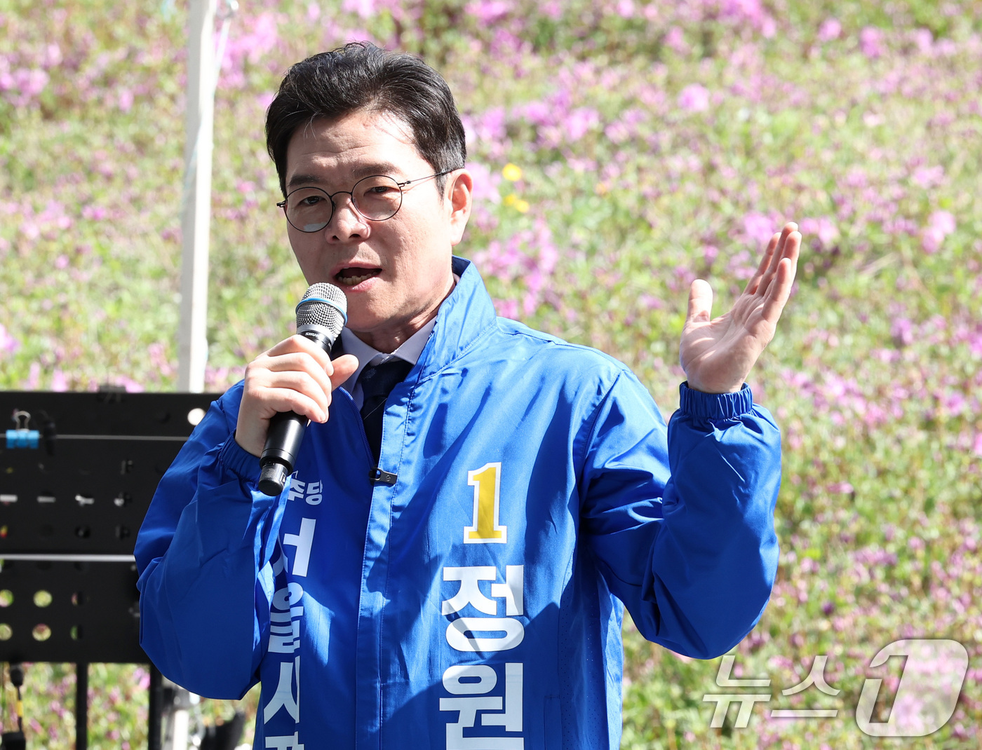 (서울=뉴스1) 최지환 기자 = 정원오 더불어민주당 서울시장 후보가 19일 오후 서울 노원구 불암산 힐링타운에서 열린 불암산 철쭉제 현장을 방문해 시민들에게 인사말을 하고 있다. …