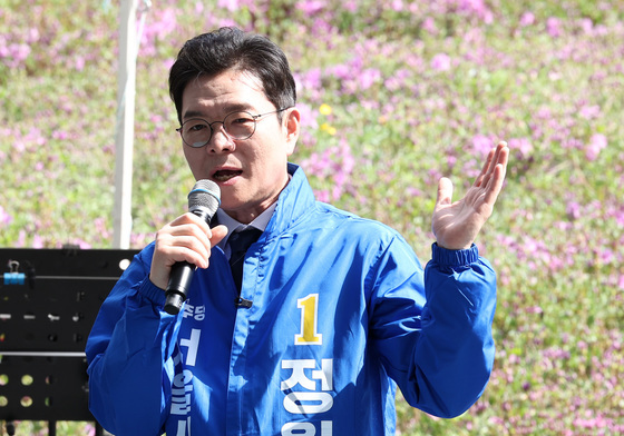 불암산 철쭉제 찾아 인사말하는 정원오 민주당 서울시장 후보