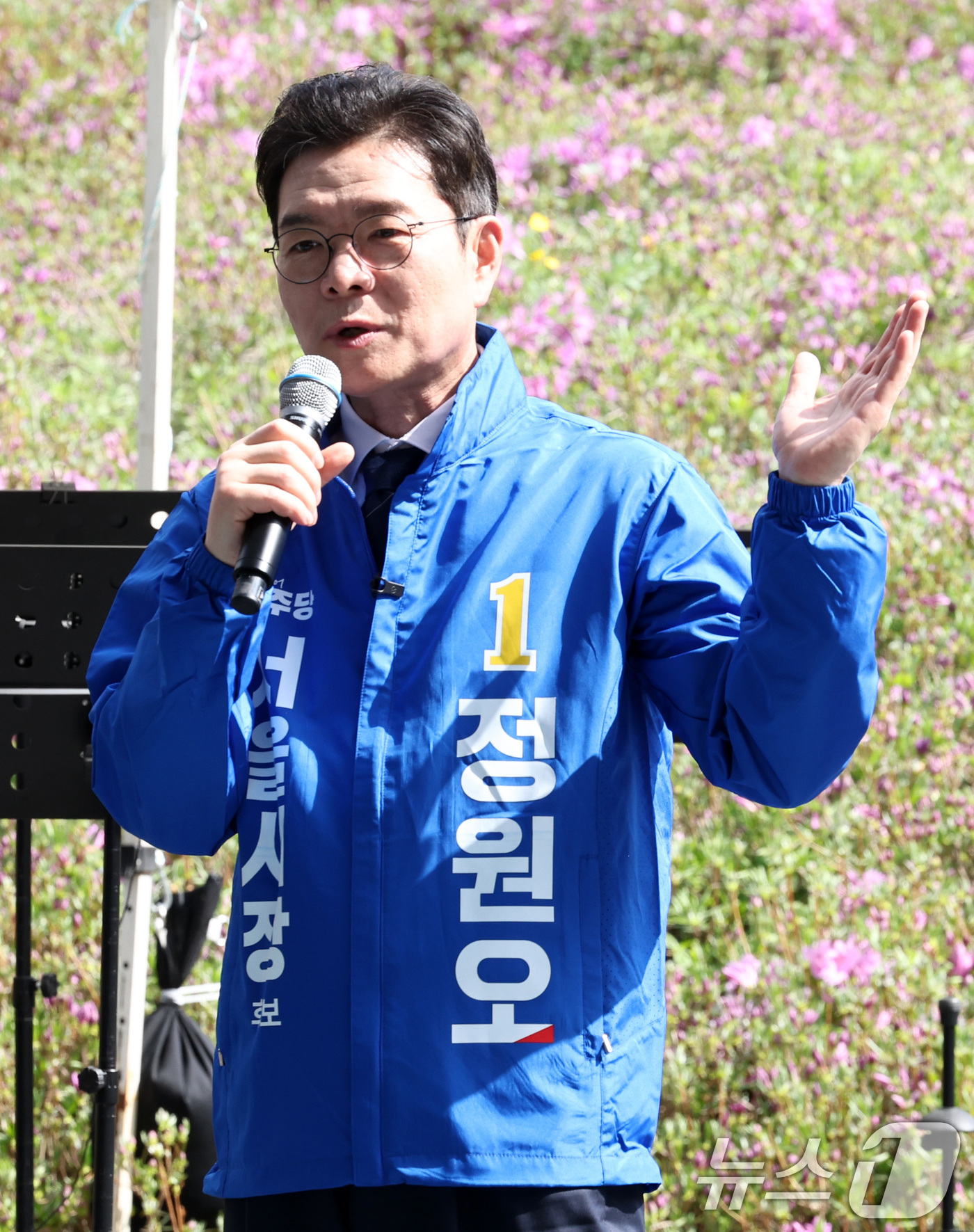 (서울=뉴스1) 최지환 기자 = 정원오 더불어민주당 서울시장 후보가 19일 오후 서울 노원구 불암산 힐링타운에서 열린 불암산 철쭉제 현장을 방문해 시민들에게 인사말을 하고 있다. …