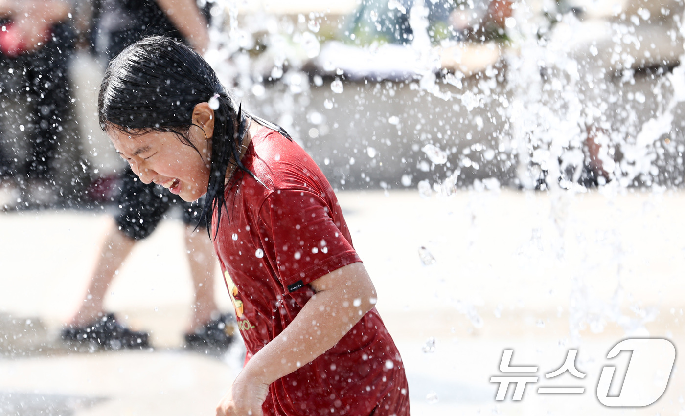 (서울=뉴스1) 최지환 기자 = 초여름 날씨를 보인 19일 오후 서울 노원구 불암산힐링타운 분수대에서 어린이들이 물놀이를 즐기고 있다. 2026.4.19/뉴스1