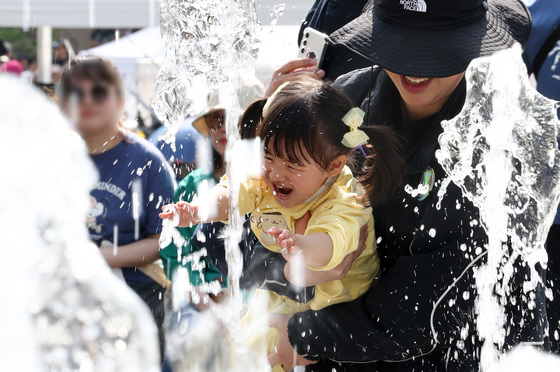 30도 육박하는 더위 찾아온 서울