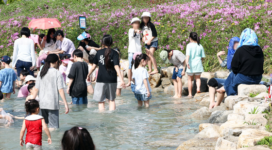 때 이른 더위에 물놀이장 북적