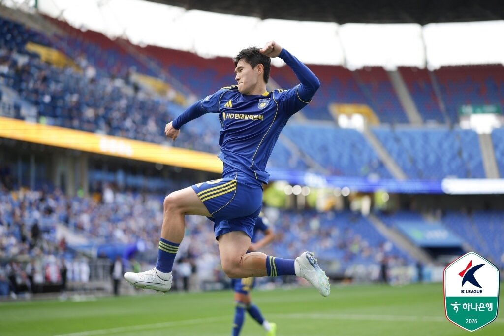 본문 이미지 - 울산 HD 미드필더 이동경이 19일 열린 하나은행 K리그1 2026 광주FC전에서 후반 추가시간 페널티킥으로 쐐기 골을 터뜨린 뒤 기뻐하고 있다. (한국프로축구연맹 제공)