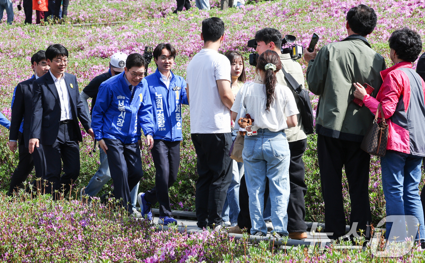 (서울=뉴스1) 최지환 기자 = 정원오 더불어민주당 서울시장 후보가 19일 오후 서울 노원구 불암산 힐링타운에서 열린 불암산 철쭉제 현장을 방문해 시민들과 인사를 나누고 있다. 2 …
