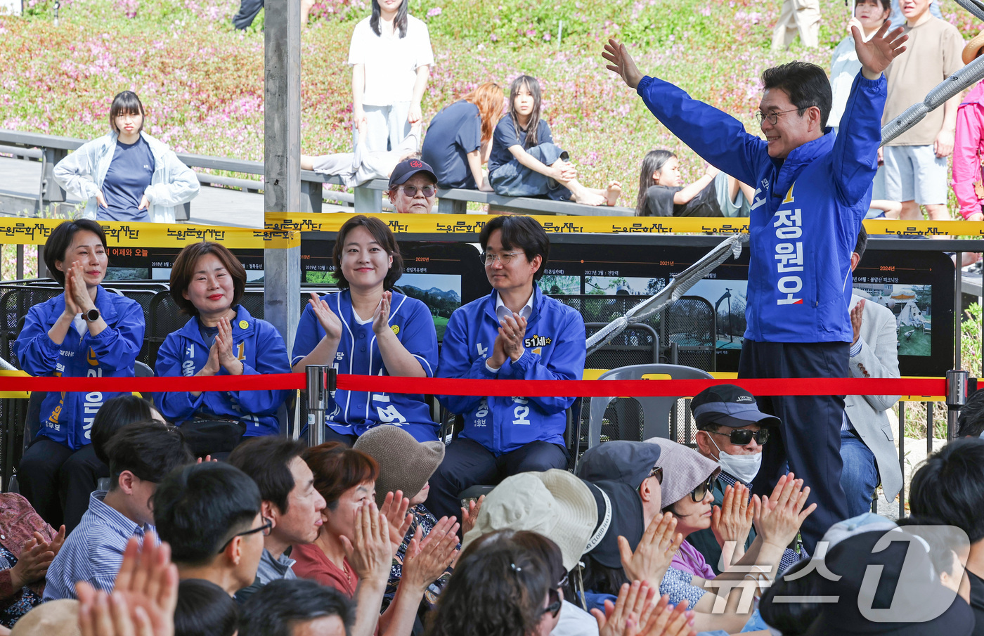 (서울=뉴스1) 최지환 기자 = 정원오 더불어민주당 서울시장 후보가 19일 오후 서울 노원구 불암산 힐링타운에서 열린 불암산 철쭉제 현장을 방문해 시민들과 인사를 나누고 있다. 2 …