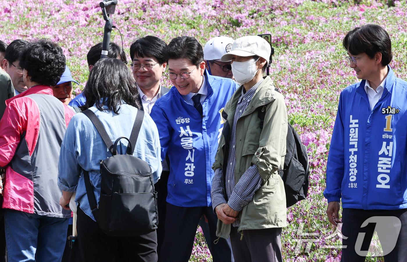 (서울=뉴스1) 최지환 기자 = 정원오 더불어민주당 서울시장 후보가 19일 오후 서울 노원구 불암산 힐링타운에서 열린 불암산 철쭉제 현장을 방문해 시민들과 인사를 나누고 있다. 2 …