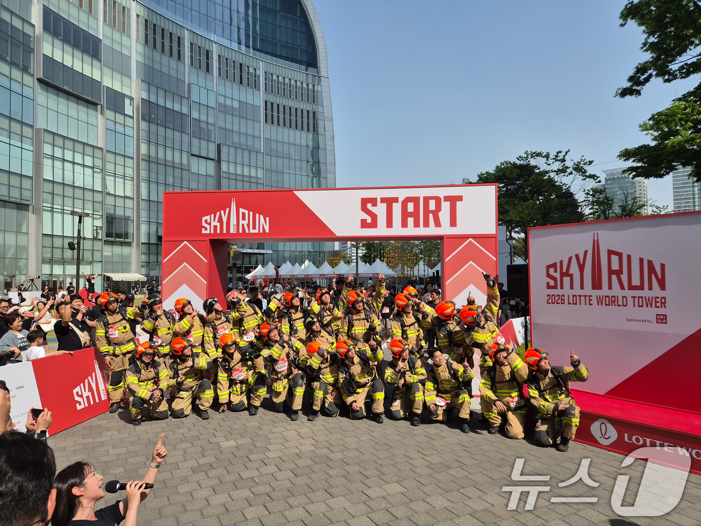 (서울=뉴스1) = 서울소방재난본부는 19일 서울 송파구 소재 롯데월드타워에서 초고층건축물 재난 대응능력 강화를 위한 비상계단 활용 인명구조 특별구조훈련을 진행했다고 밝혔다.방화복 …