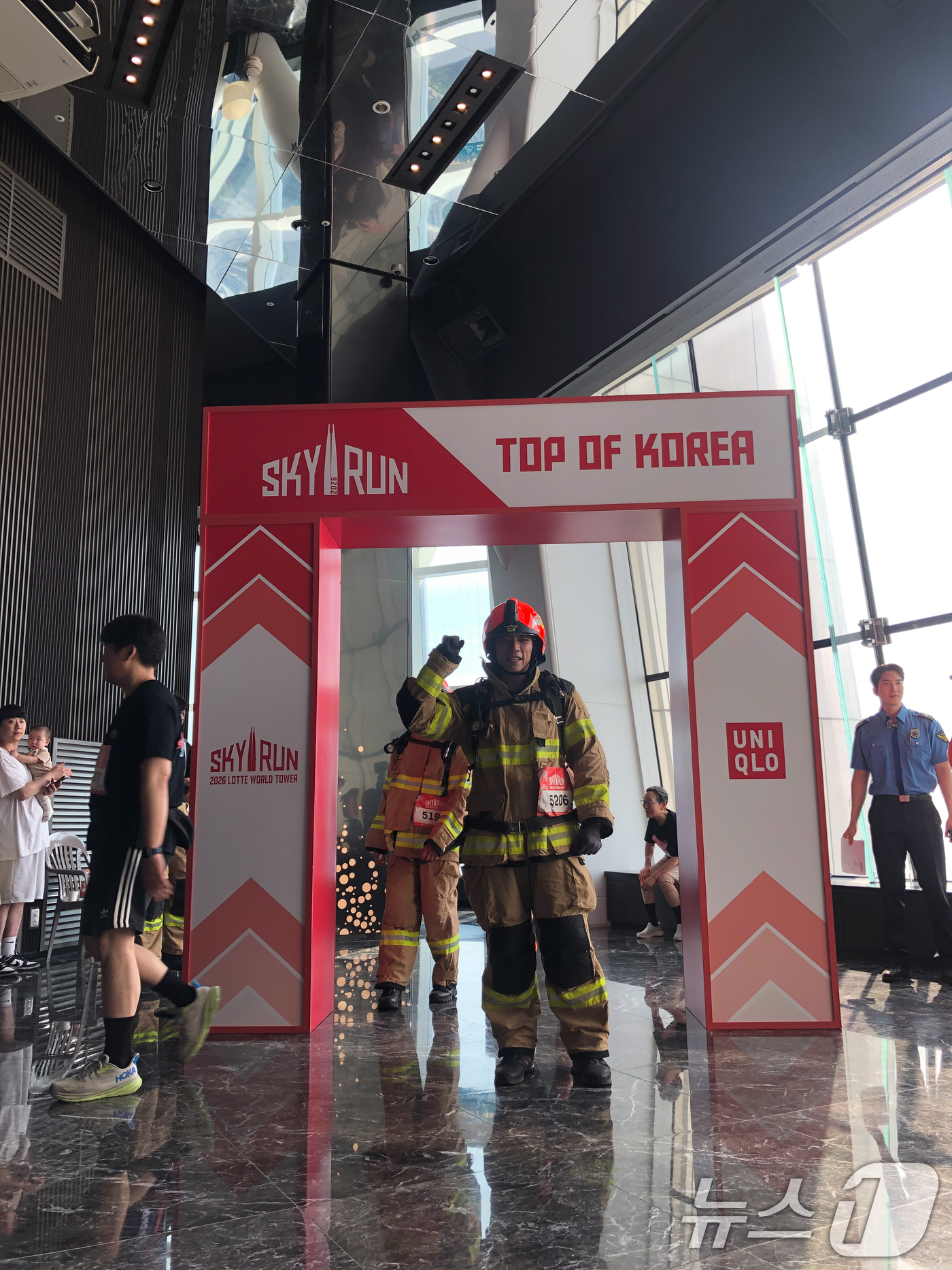 (서울=뉴스1) = 서울소방재난본부는 19일 서울 송파구 소재 롯데월드타워에서 초고층건축물 재난 대응능력 강화를 위한 비상계단 활용 인명구조 특별구조훈련을 진행했다고 밝혔다.방화복 …