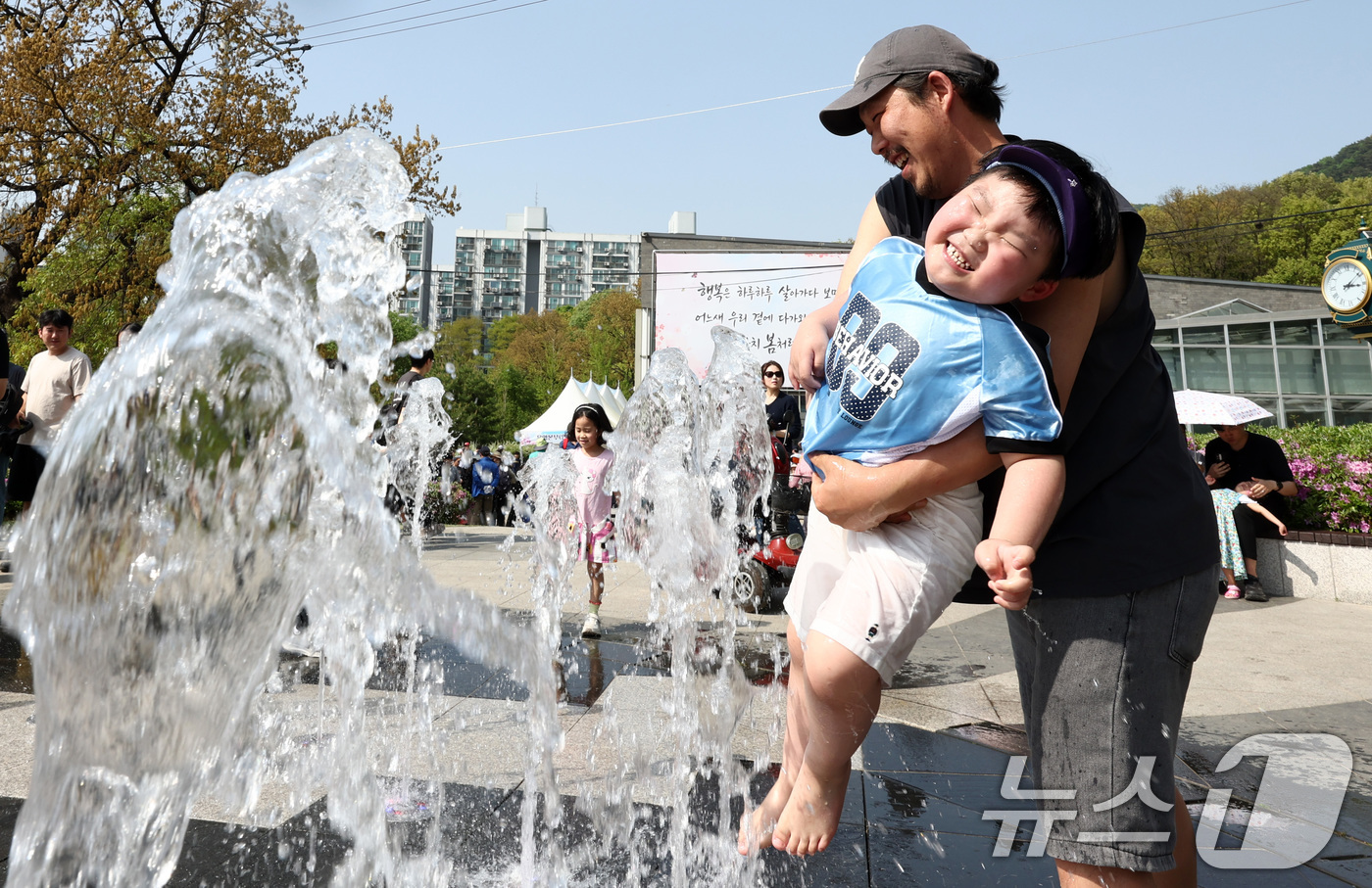 (서울=뉴스1) 최지환 기자 = 초여름 날씨를 보인 19일 오후 서울 노원구 불암산힐링타운 분수대에서 시민들이 물놀이를 즐기고 있다. 2026.4.19/뉴스1