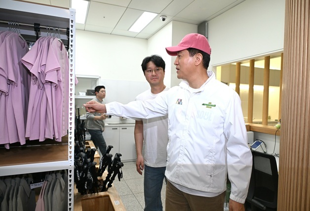 오세훈, 서울등산관광센터 관악산점 점검…"K-등산 관광 육성"