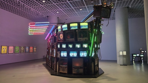 반짝이는 균열, 전자적 빛…아모레퍼시픽 소장전 가보니 [르포]