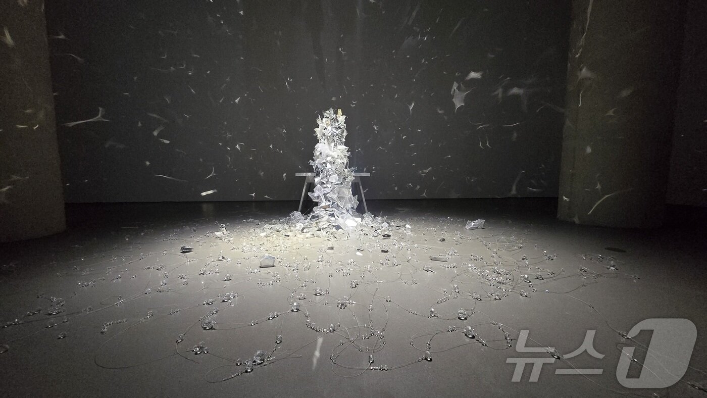 본문 이미지 - 아모레퍼시픽에서 진행 중인 현대미술 소장품 특별전. 이불의 '비밀공유자'(2012).  ⓒ 뉴스1 최소망