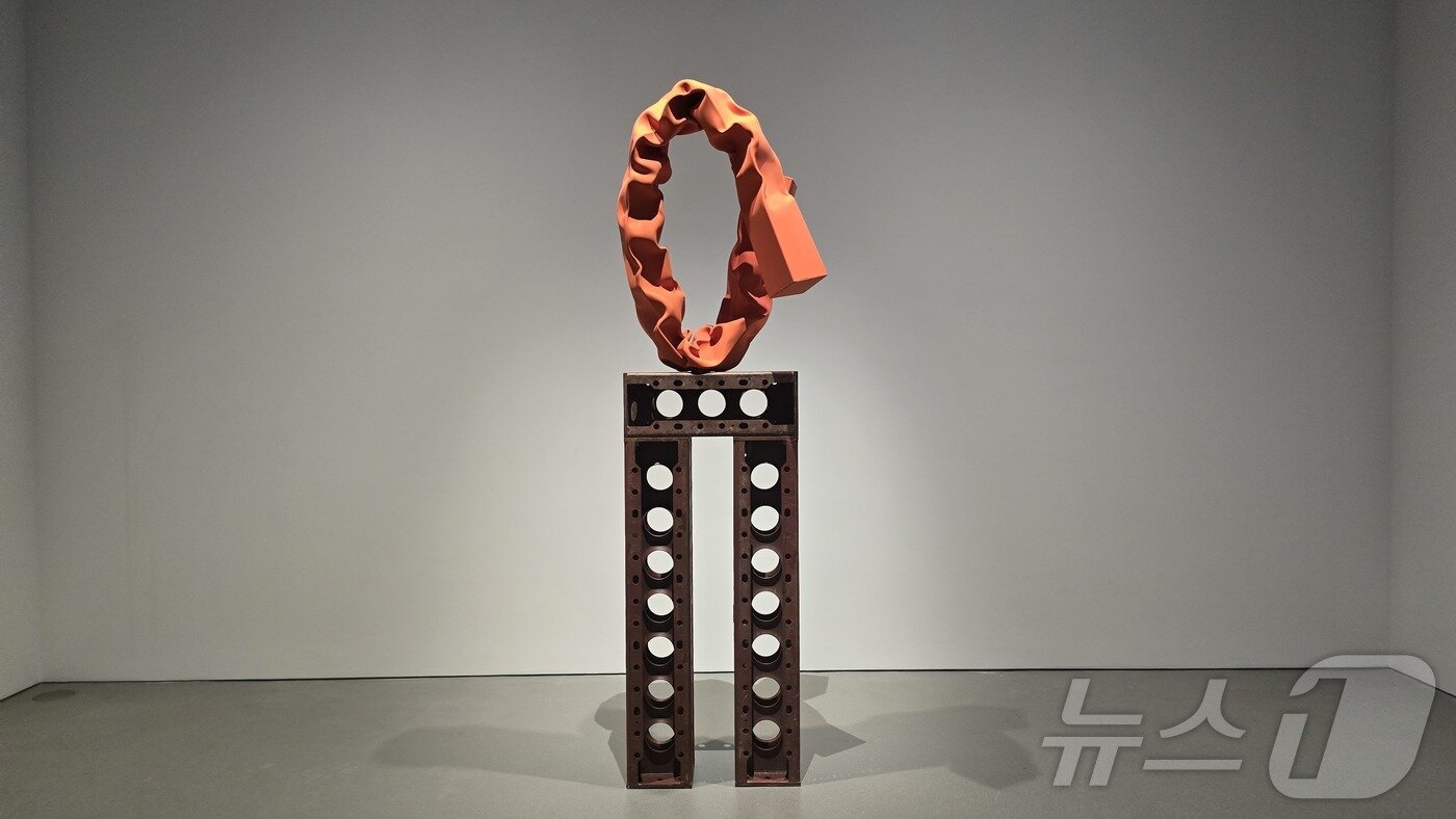 본문 이미지 - 아모레퍼시픽 소장전 .럴 보브의 '침염수림 프리즘'(2025).ⓒ 뉴스1 최소망