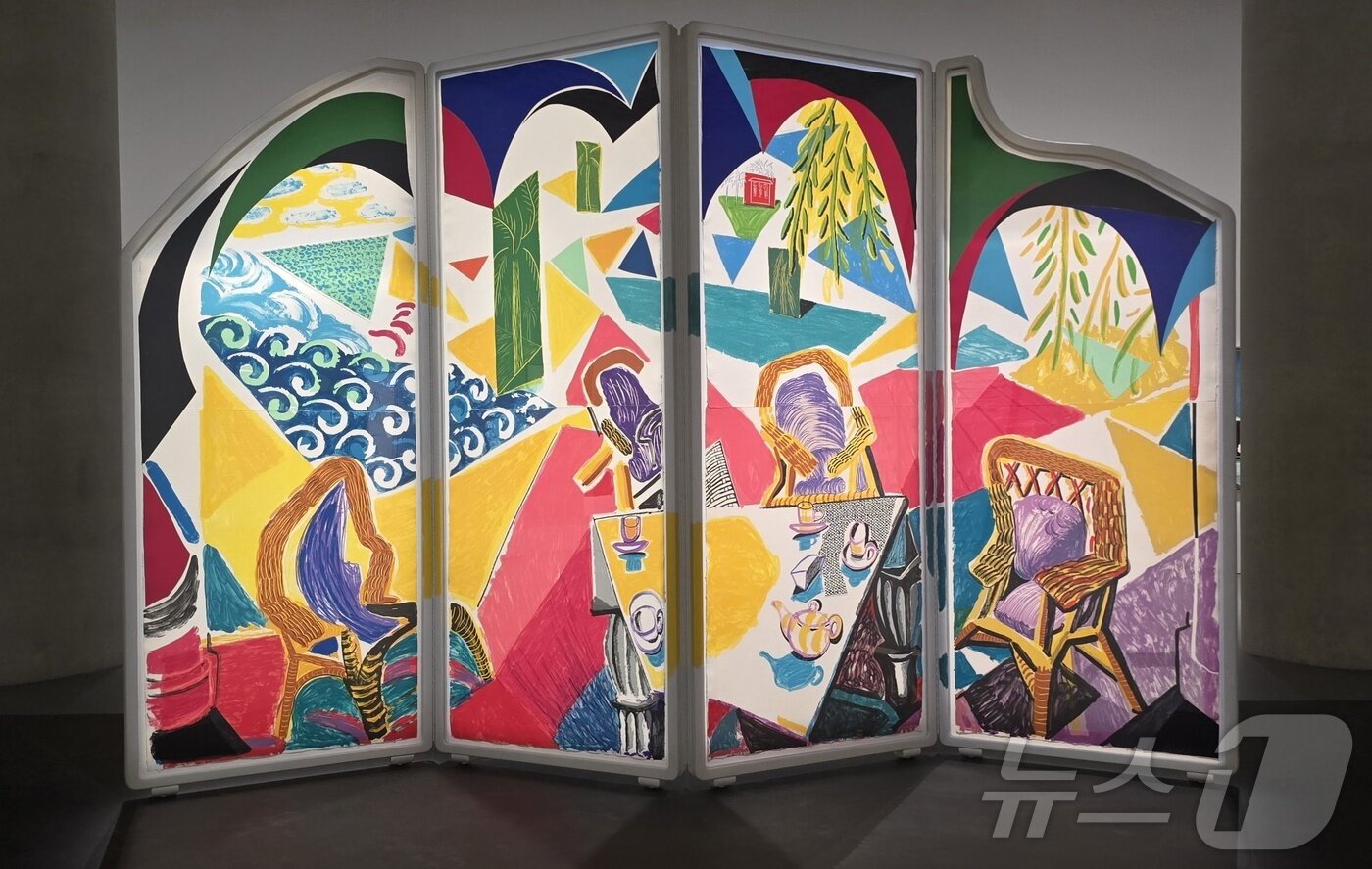 본문 이미지 - 아모레퍼시픽 소장전. 데이비드 호크니의 '카브리해의 티타임'.(1987) ⓒ 뉴스1 최소망