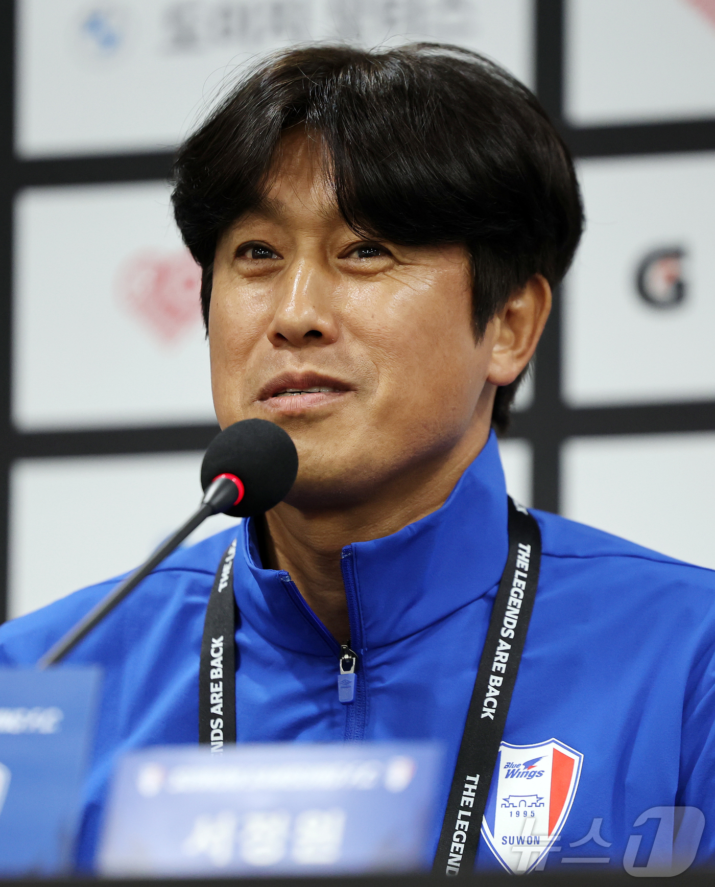 (수원=뉴스1) 김진환 기자 = 수원삼성 레전드팀의 선수 겸 감독 서정원이 19일 오후 경기 수원시 팔달구 수원월드컵경기장에서 열리는 맨유 출신 전설들로 구성된 OGFC(더오리지날 …