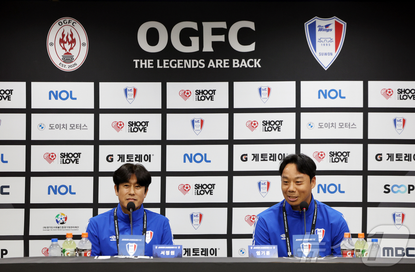 (수원=뉴스1) 김진환 기자 = 수원삼성 레전드팀의 선수 겸 감독 서정원과 염기훈(오른쪽)이 19일 오후 경기 수원시 팔달구 수원월드컵경기장에서 열리는 맨유 출신 전설들로 구성된 …