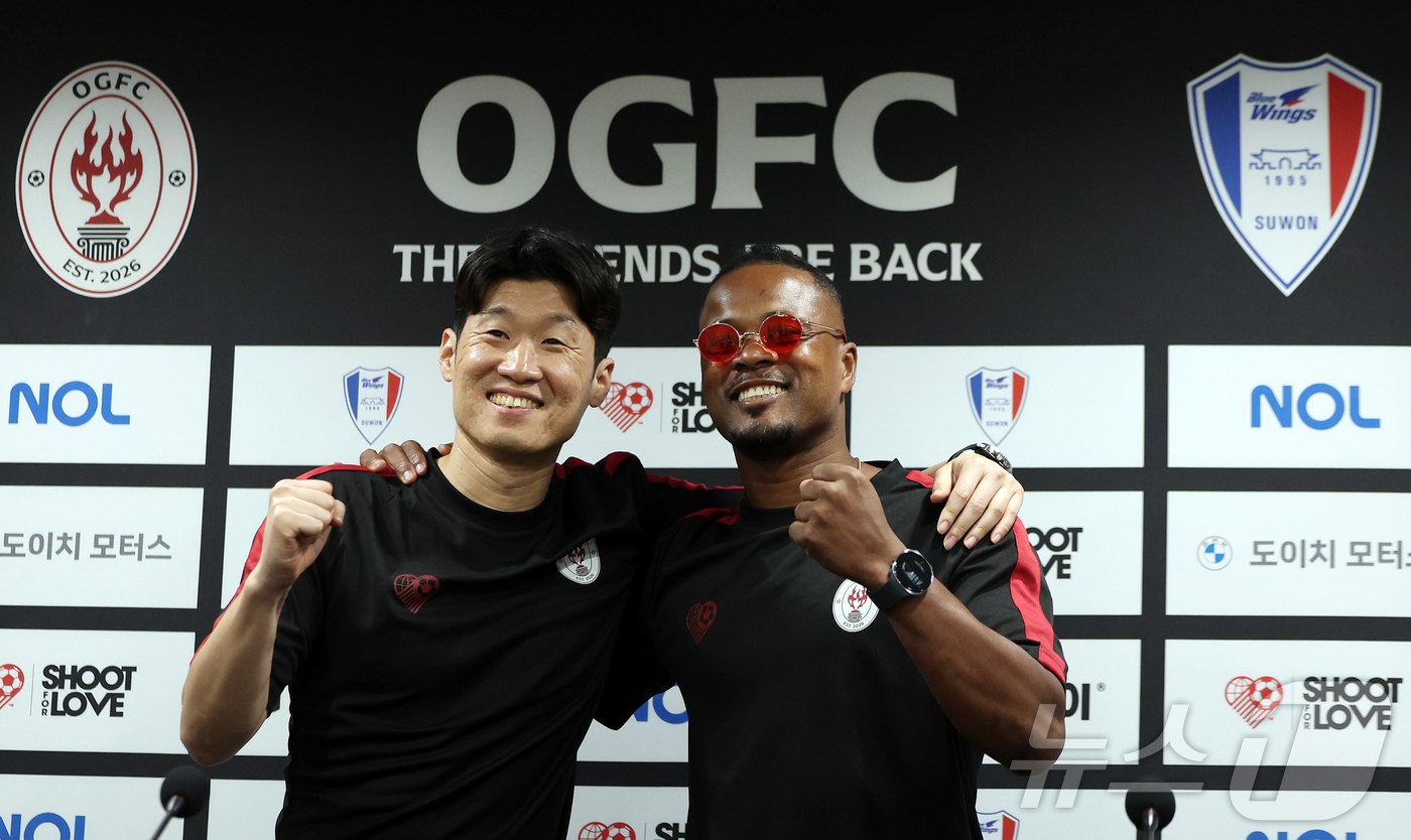 (수원=뉴스1) 김진환 기자 = 맨유 출신 전설들로 구성된 OGFC(더오리지날FC)의 박지성과 파트리스 에브라가 19일 오후 경기 수원시 팔달구 수원월드컵경기장에서 열리는 수원삼성 …