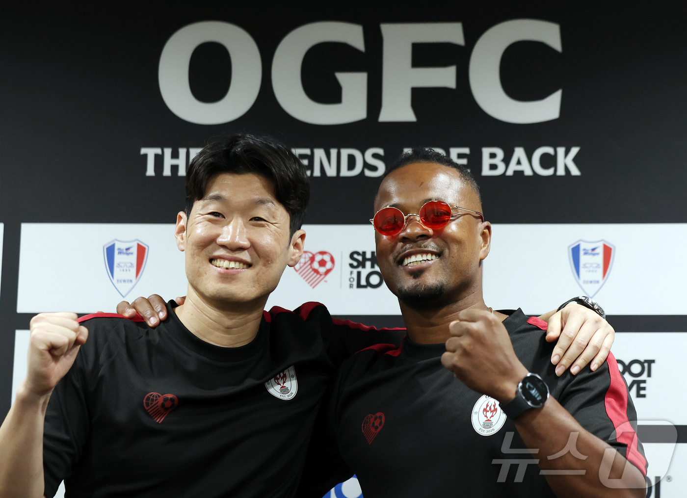 (수원=뉴스1) 김진환 기자 = 맨유 출신 전설들로 구성된 OGFC(더오리지날FC)의 박지성과 파트리스 에브라가 19일 오후 경기 수원시 팔달구 수원월드컵경기장에서 열리는 수원삼성 …