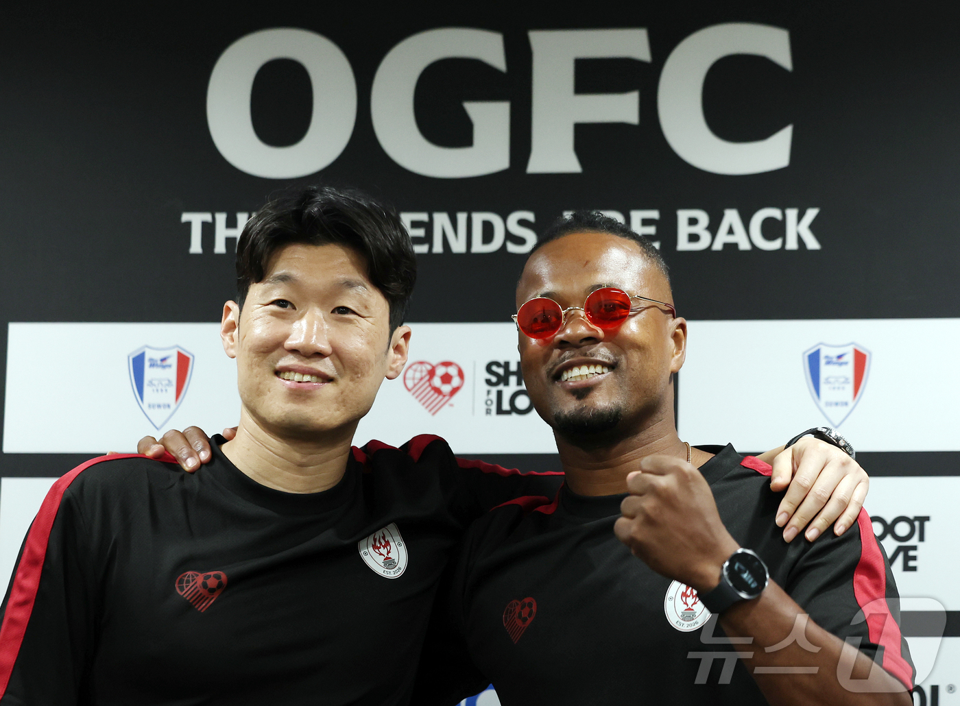 (수원=뉴스1) 김진환 기자 = 맨유 출신 전설들로 구성된 OGFC(더오리지날FC)의 박지성과 파트리스 에브라가 19일 오후 경기 수원시 팔달구 수원월드컵경기장에서 열리는 수원삼성 …