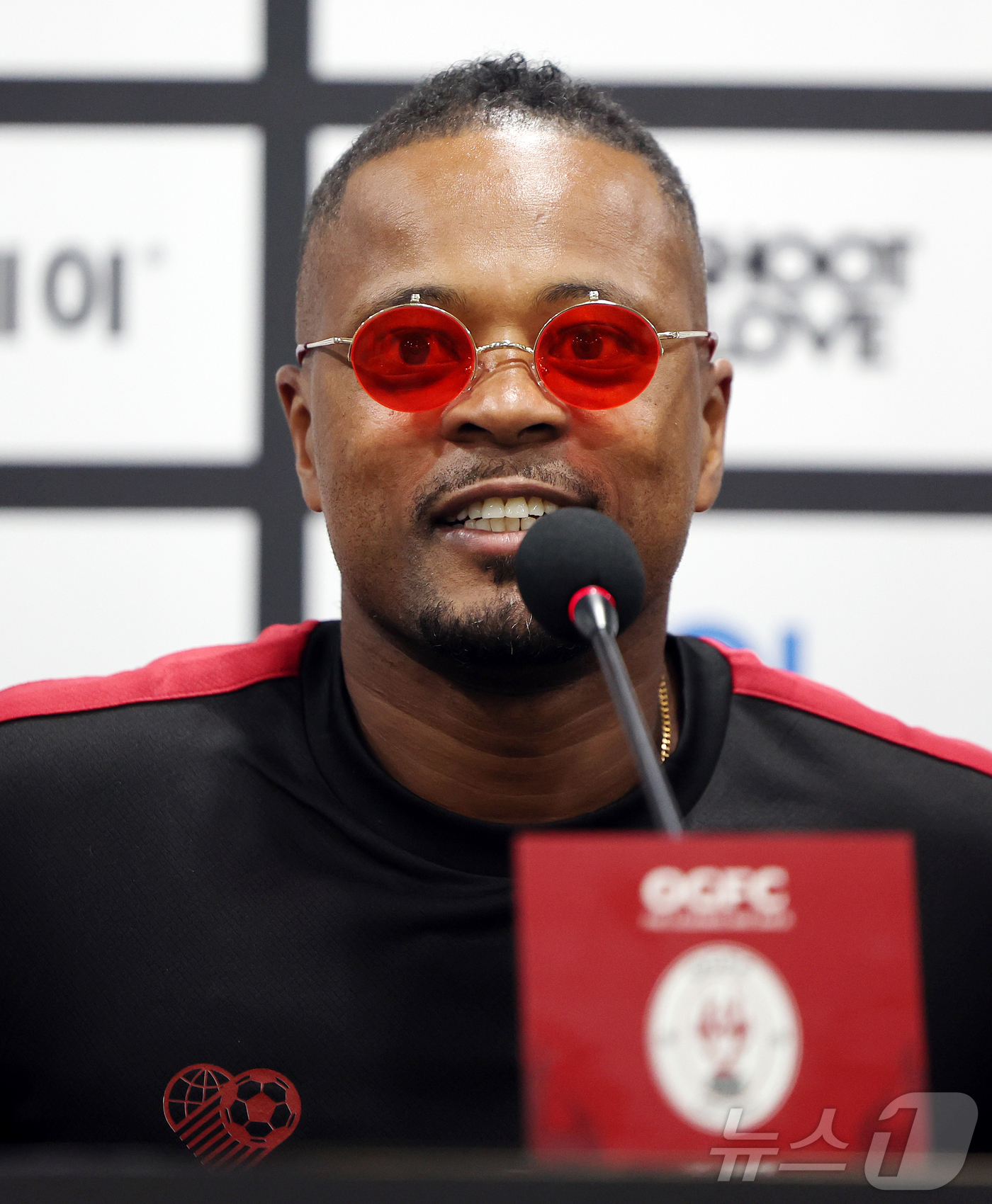 (수원=뉴스1) 김진환 기자 = 맨유 출신 전설들로 구성된 OGFC(더오리지날FC)의 파트리스 에브라가 19일 오후 경기 수원시 팔달구 수원월드컵경기장에서 열리는 수원삼성과의 경기 …