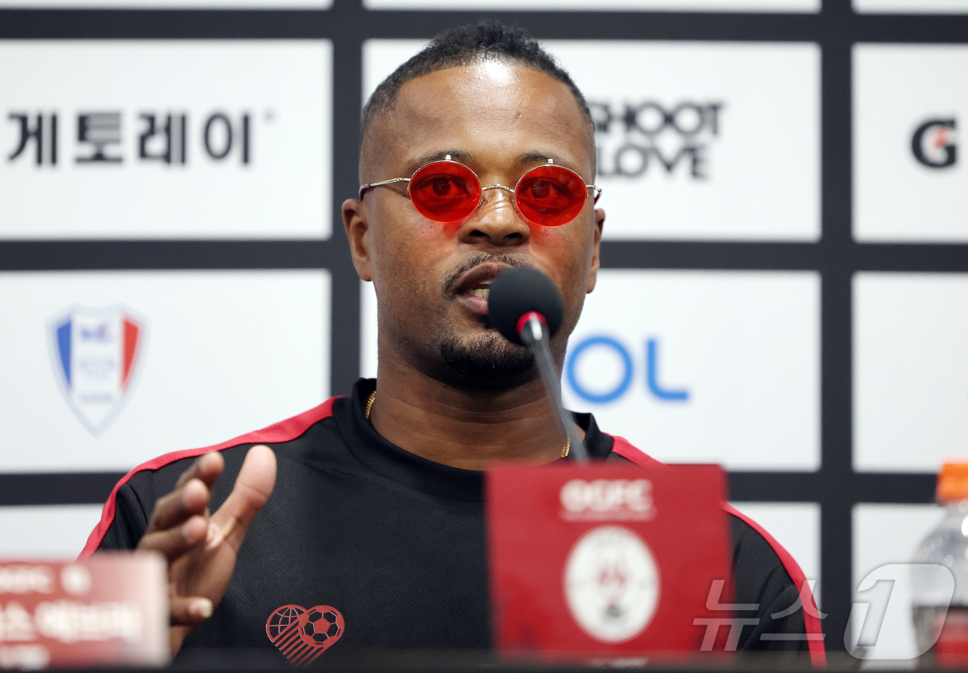 (수원=뉴스1) 김진환 기자 = 맨유 출신 전설들로 구성된 OGFC(더오리지날FC)의 파트리스 에브라가 19일 오후 경기 수원시 팔달구 수원월드컵경기장에서 열리는 수원삼성과의 경기 …