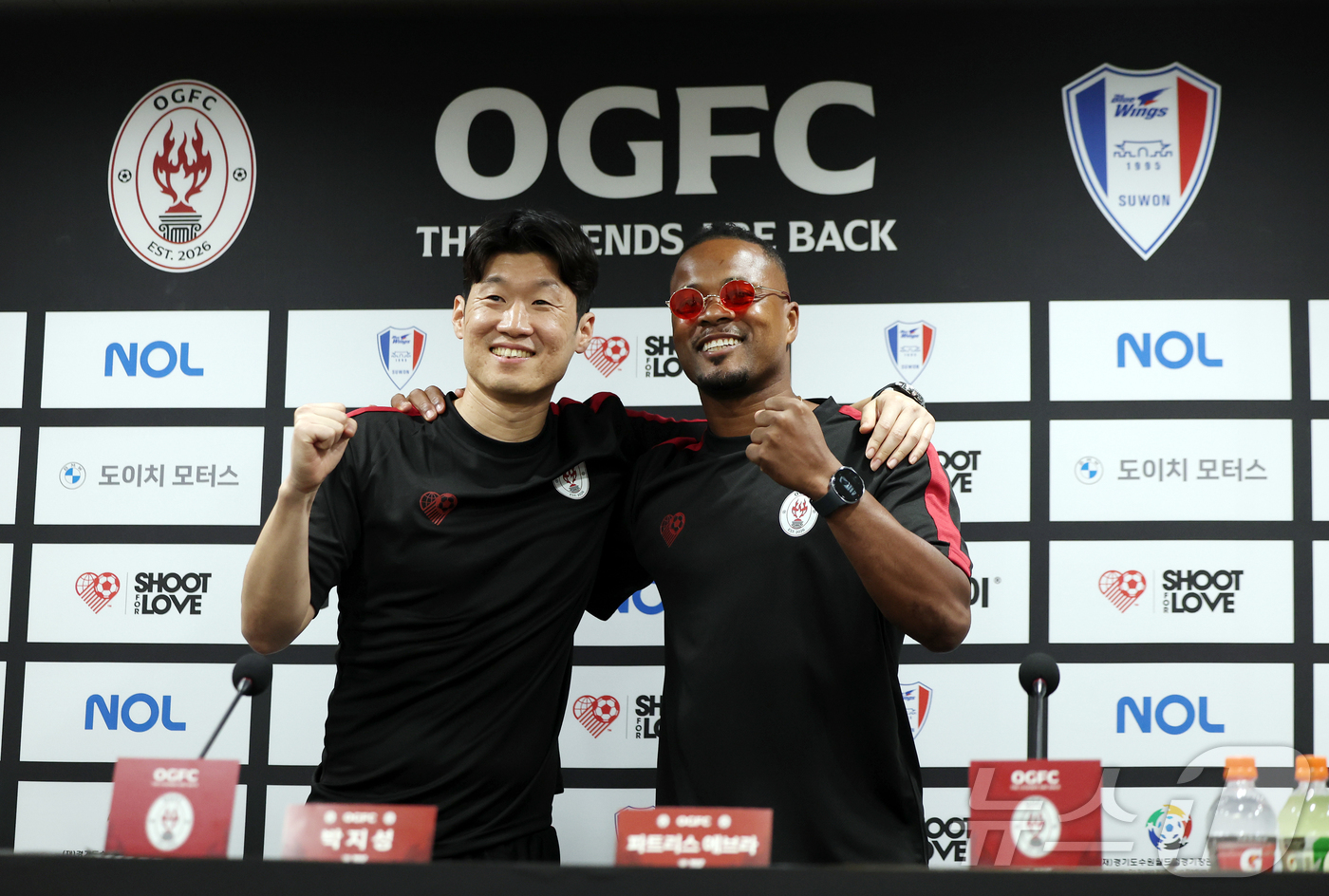 (수원=뉴스1) 김진환 기자 = 맨유 출신 전설들로 구성된 OGFC(더오리지날FC)의 박지성과 파트리스 에브라가 19일 오후 경기 수원시 팔달구 수원월드컵경기장에서 열리는 수원삼성 …