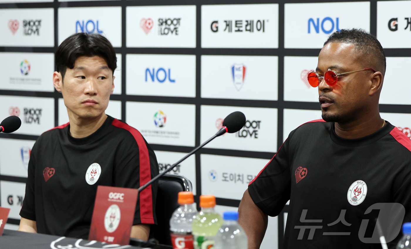 (수원=뉴스1) 김진환 기자 = 맨유 출신 전설들로 구성된 OGFC(더오리지날FC)의 파트리스 에브라가 19일 오후 경기 수원시 팔달구 수원월드컵경기장에서 열리는 수원삼성과의 경기 …