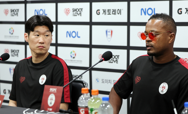 취재진 질문에 답변하는 에브라